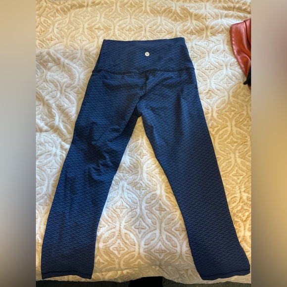 Lululemon High-Rise Blue Patterned Leggings | Size 6 - Picture 4 of 5